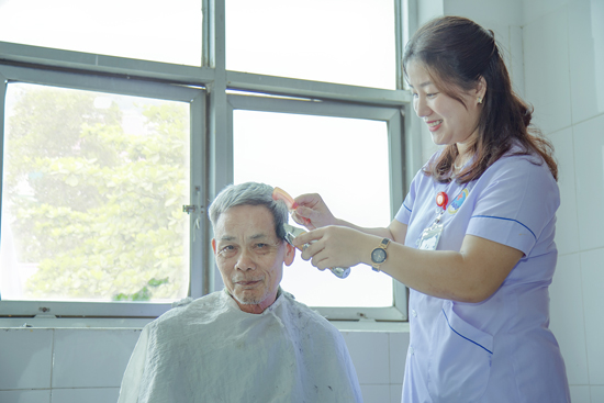 550 lượt bệnh nhân được chăm sóc toàn diện trong Tuần lễ Điều dưỡng quốc tế.