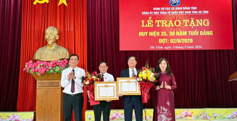 Trao tặng Huy hiệu 35 năm tuổi Đảng cho đồng chí Đỗ Khoa Văn